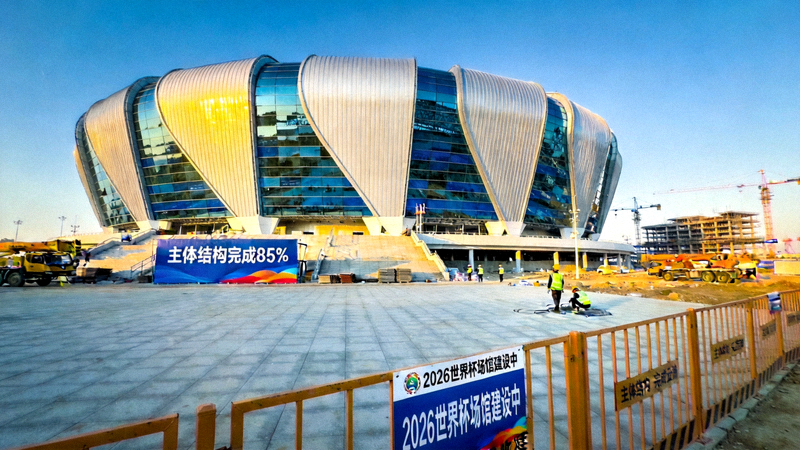 2026世界杯场馆建设进展顺利新闻配图 - 现代化足球场馆外部景观
